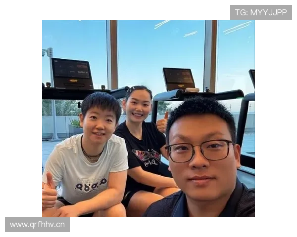 何卓佳训练完拎着比我半年工资还贵的包，走路自带明星特效