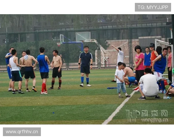 董志豪昨晚穿的居然像要去豪宅party，球场上的他感觉完全两个人…